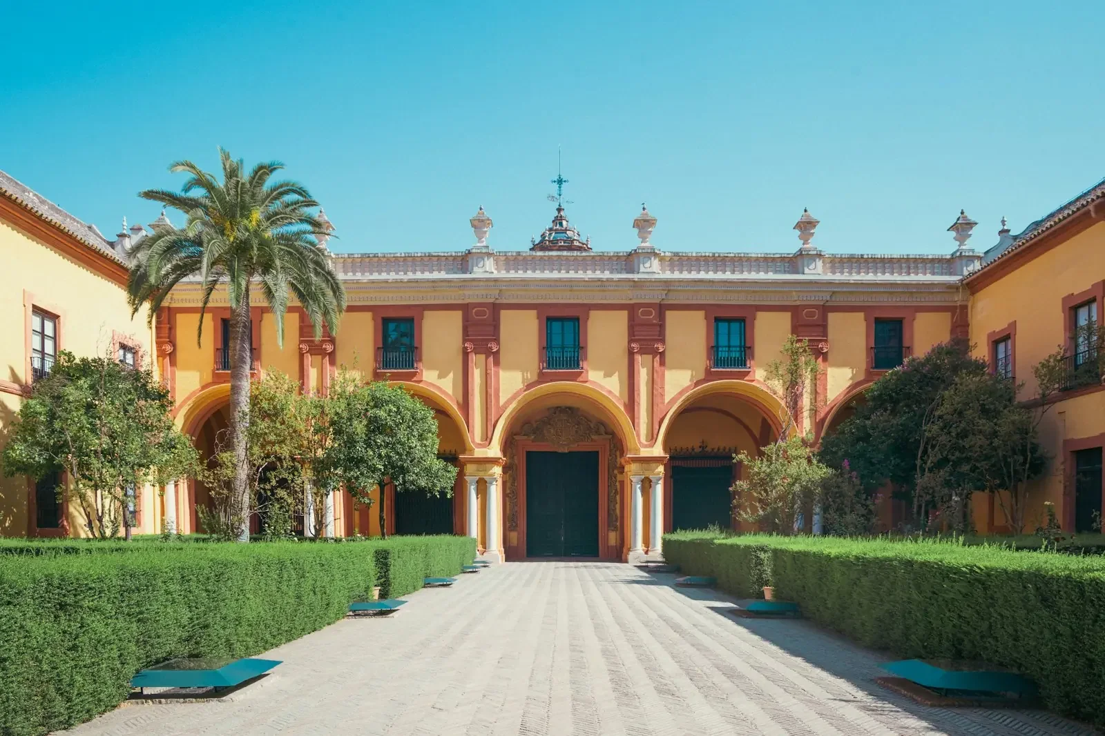 Patio sevillano del Real Alcázar, con fachadas de cal y albero