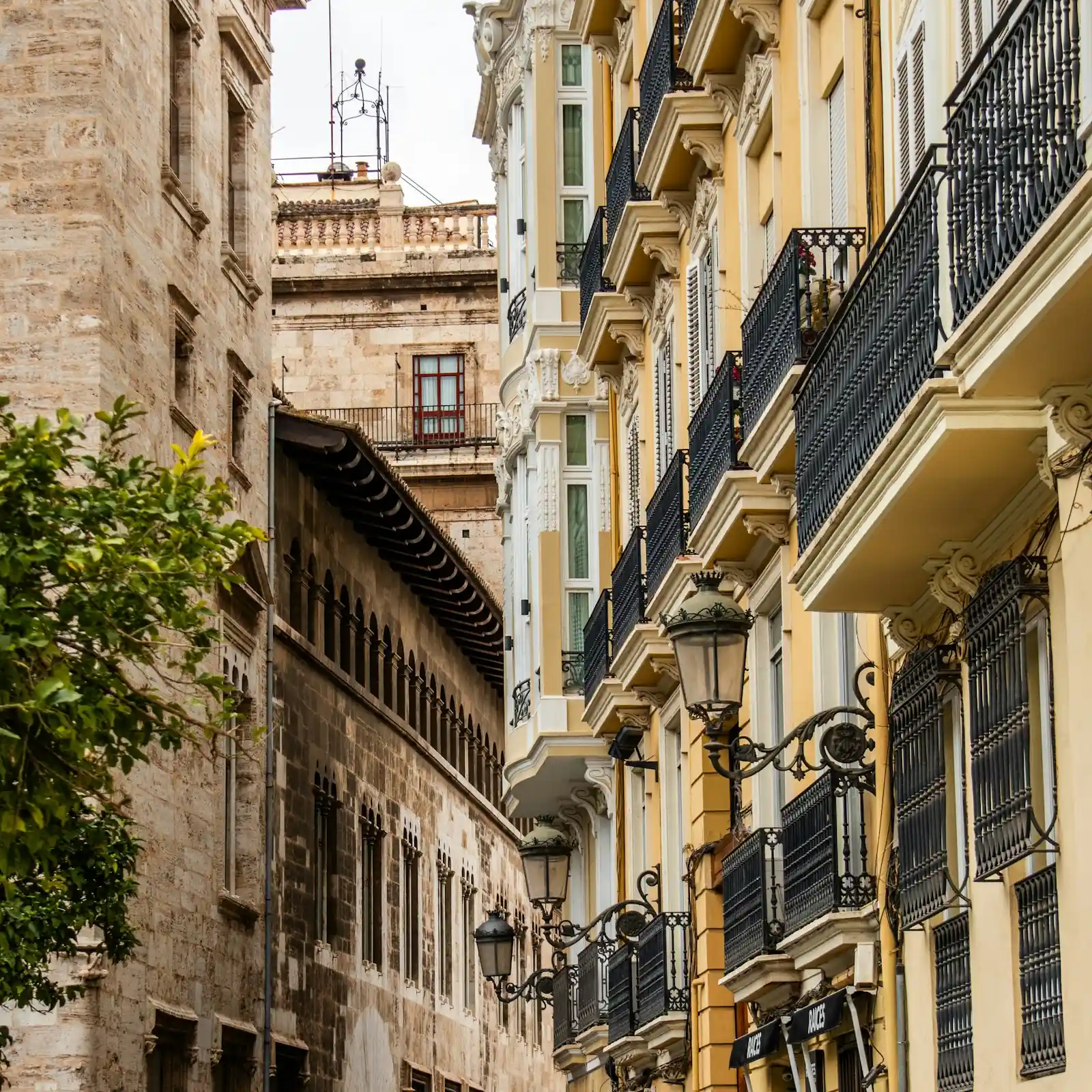 Fachadas residenciales con balcones en una calle histórica de Valencia